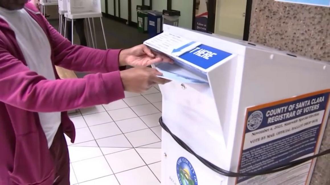 Công Nhân Bầu Cử Địa Phương Bảo Vệ, Xác Minh Và Đếm Từng Lá Phiếu Bầu 1 Ballot Drop