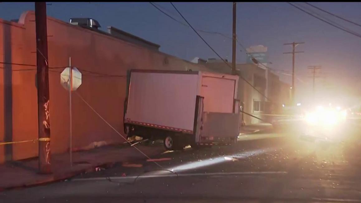 Xe tải đâm vào tòa nhà ở Central-Alameda, hai người được cứu 1 Box truck crashes into building in Central Alameda