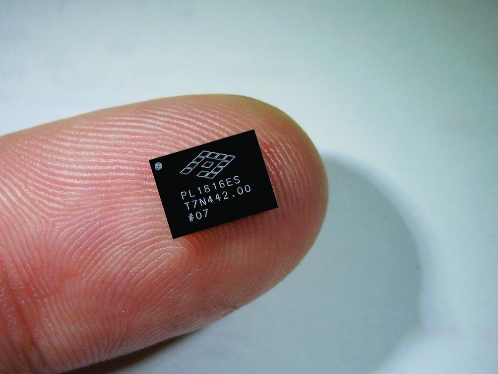 PowerLattice Huy Động Vốn Từ Cựu CEO Intel Pat Gelsinger Cho Chip Tiết Kiệm Năng Lượng 1 Chiplet on finger for scale