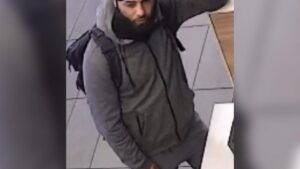 Lộ Diện Qua Camera: Cảnh sát truy tìm nghi phạm cướp tiệm bánh donut ở Đông Bắc Philly 26 Lộ Diện Qua Camera: Cảnh sát truy tìm nghi phạm cướp tiệm bánh donut ở Đông Bắc Philly