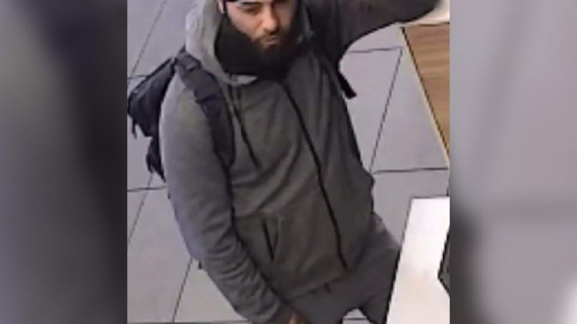 Lộ Diện Qua Camera: Cảnh sát truy tìm nghi phạm cướp tiệm bánh donut ở Đông Bắc Philly 1 Commercial Robbery 6391 Oxford Ave DC 25 02 058253