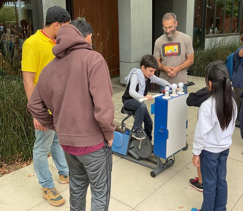 Chương trình Vật lý tại Foothill College Tạo Ấn Tượng Hấp Dẫn Cho Khoa Học 1 DNG L BRIEFS 1205 1