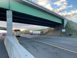 Xe bồn gặp nạn gây kẹt xe khủng khiếp ở East Bay 5 Xe bồn gặp nạn gây kẹt xe khủng khiếp ở East Bay