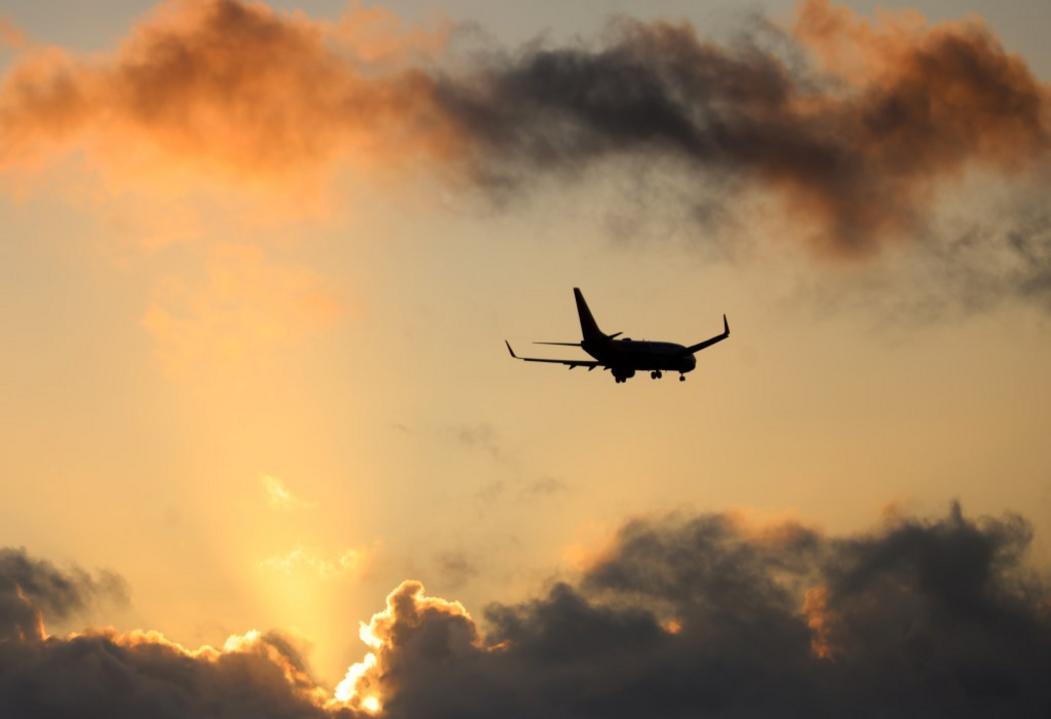 Hàng không Vùng Vịnh gặp hỗn loạn do chính phủ đóng cửa 1 EBT L CLOCLOUDS 04XX 2