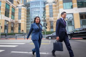 Cựu nhân viên Thị trưởng Oakland chuẩn bị kiện vì bị sa thải 19 Cựu nhân viên Thị trưởng Oakland chuẩn bị kiện vì bị sa thải