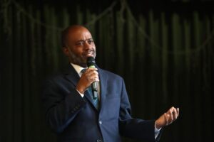 California Vui Mừng Với Tiến Bộ Vừa Phải Trong Thành Tích Học Sinh, Nhưng Các Nhà Vận Động Chính Sách Cảnh Báo Như Vậy Là Chưa Đủ