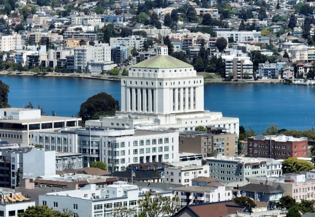 Bà mù kiện phân biệt đối xử, hạt bồi thường $1.2 triệu 1 EBT L OAKDRONE 05XX 2 492997