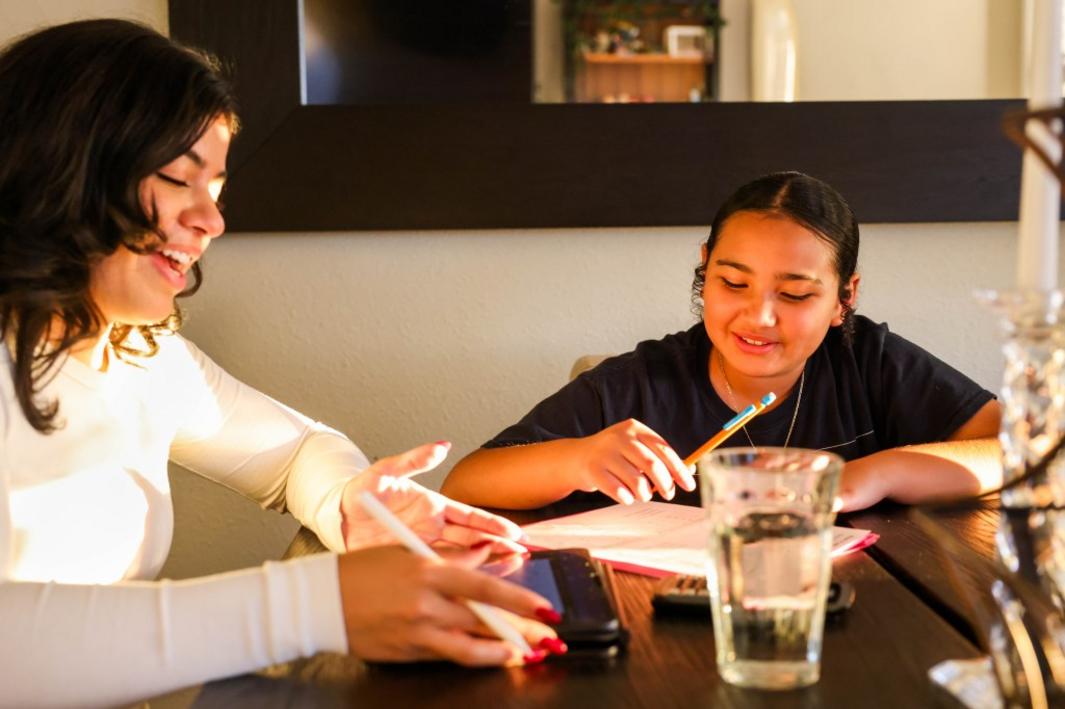 Chia sẻ Tinh thần: Mở cánh cửa đại học cho sinh viên và học sinh nghèo, thế hệ đầu tiên 1 EBT L STSELEVATE XXXX 3