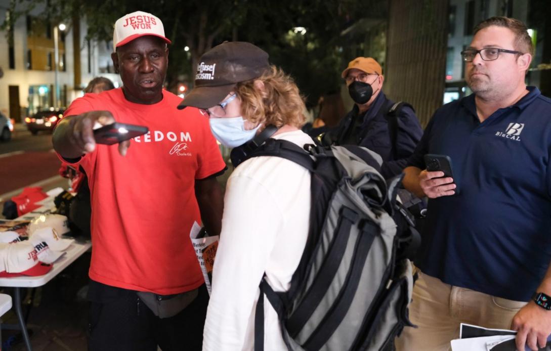 Thư gửi Tòa soạn: Tự do ngôn luận tại Berkeley tốt hơn là đánh nhau 1 EBT L TURNINGPOINT BY DOUGLAS DESPRES 52