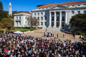Chánh án Tòa Liên bang ngăn Tổng thống Trump cắt ngay ngân sách Đại học California 9 Chánh án Tòa Liên bang ngăn Tổng thống Trump cắt ngay ngân sách Đại học California