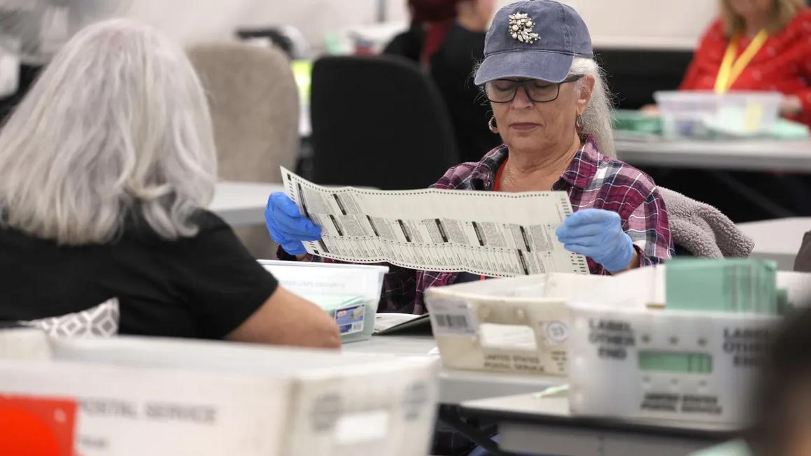 RNC kiện lên Tối Cao Pháp Viện về phiếu bầu gửi qua thư 1 Election officials count ballots in Phoenix Arizona