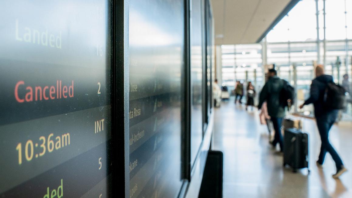 Hàng ngàn chuyến bay dịp cuối tuần bị hủy do chính phủ Hoa Kỳ đóng cửa 1 FLIGHT SHUTDOWN