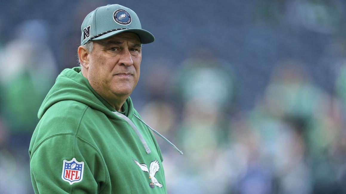 Vic Fangio Nhận Xét về Thành Công của Nakobe Dean và Sự Tiến Bộ của Drew Mukuba 1 Fangio V Getty 2192727071