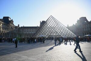 Viện Bảo Tàng Louvre Tăng Giá Vé Cho Khách Ngoài EU