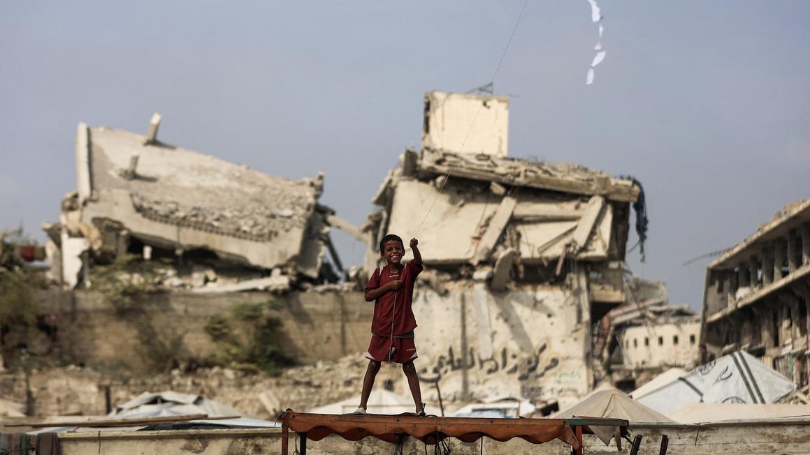 Gabbard thăm bất ngờ Israel, gia đình con tin Mỹ nhận tin báo tử 1 Gaza child DB