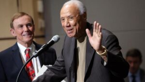 Cựu sao và HLV Seattle SuperSonics, Lenny Wilkens, qua đời ở tuổi 88 17 Cựu sao và HLV Seattle SuperSonics, Lenny Wilkens, qua đời ở tuổi 88
