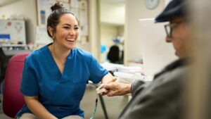 Y tá Đại học California thông qua hợp đồng mới 8 Y tá Đại học California thông qua hợp đồng mới