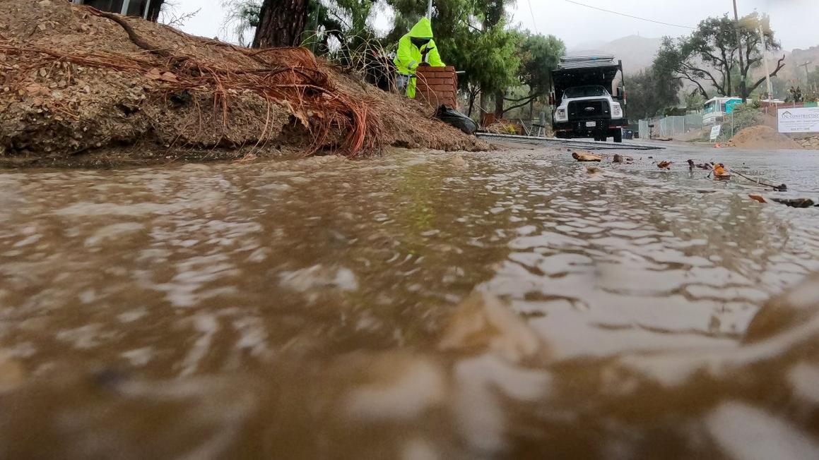 Trung tâm Chữ thập đỏ mở nơi trú ẩn khẩn cấp sau lệnh sơ tán ở Hạt Los Angeles vì bão 1 GettyImages 2240658120 1