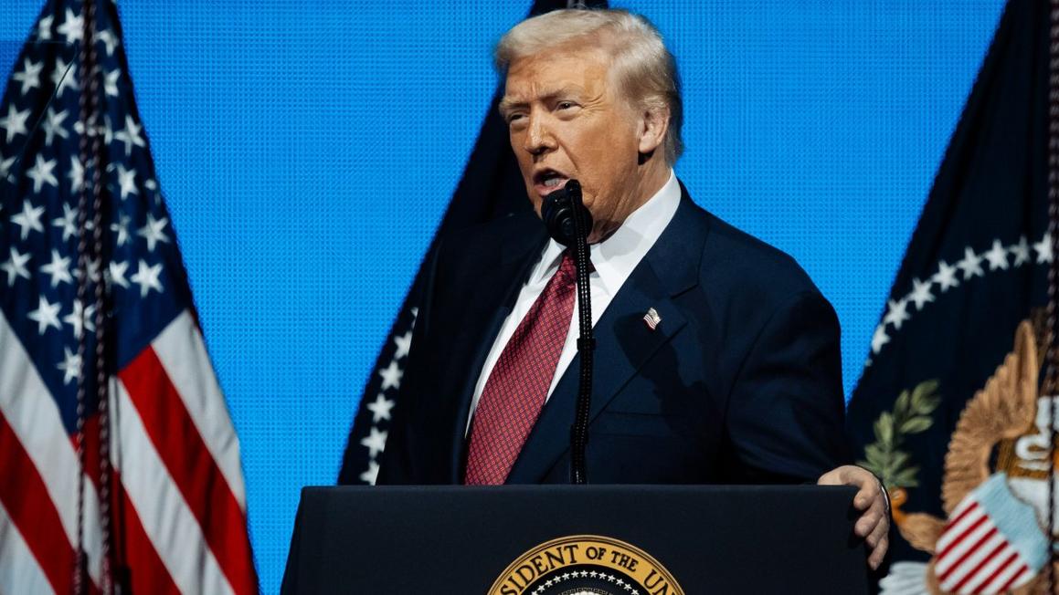 Quan điểm lạc quan về kinh tế của Tổng Thống Donald Trump không phản ánh thực tế cử tri 1 GettyImages 2244665837 e1762391354310