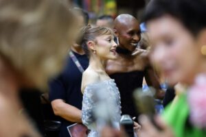 Cynthia Erivo bảo vệ Ariana Grande khỏi kẻ quấy rối tại buổi ra mắt phim ‘Wicked’ 2 Cynthia Erivo bảo vệ Ariana Grande khỏi kẻ quấy rối tại buổi ra mắt phim ‘Wicked’