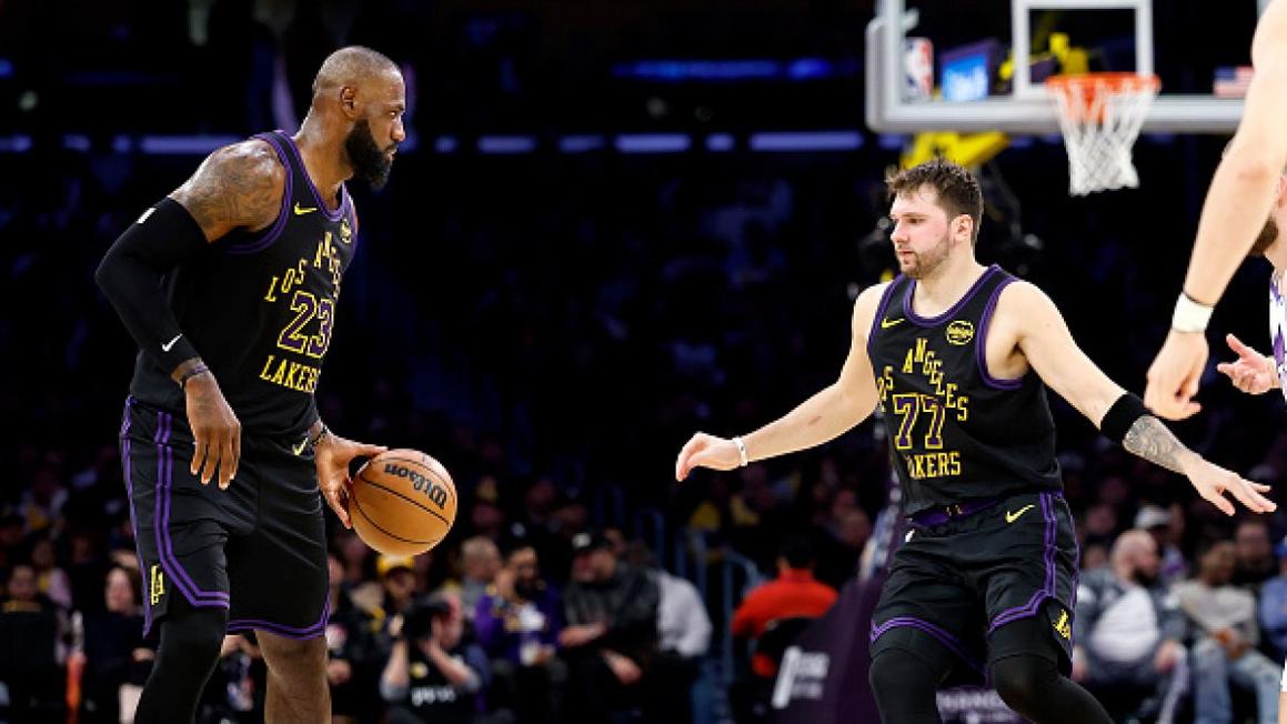 LeBron James có 12 kiến tạo trong trận ra mắt mùa giải lịch sử, Luka Dončić ghi 37 điểm giúp Lakers thắng Jazz 140-126 1 GettyImages 2247392770