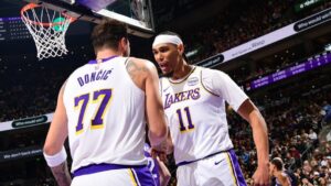 Lakers vượt qua Jazz với tỷ số 108-106, Luka Dončić ghi 33 điểm 6 Lakers vượt qua Jazz với tỷ số 108-106, Luka Dončić ghi 33 điểm