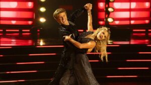 Robert Irwin và Witney Carson Đăng Quang ‘Dancing With the Stars’ Mùa 34
