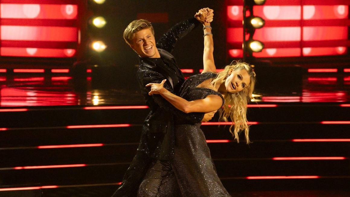 Robert Irwin và Witney Carson Đăng Quang 'Dancing With the Stars' Mùa 34 1 GettyImages 2247925109