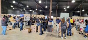 Hàng trăm gia đình ở Pasadena nhận bữa ăn Lễ Tạ Ơn nhờ nỗ lực tình nguyện quy mô lớn 4 Hàng trăm gia đình ở Pasadena nhận bữa ăn Lễ Tạ Ơn nhờ nỗ lực tình nguyện quy mô lớn