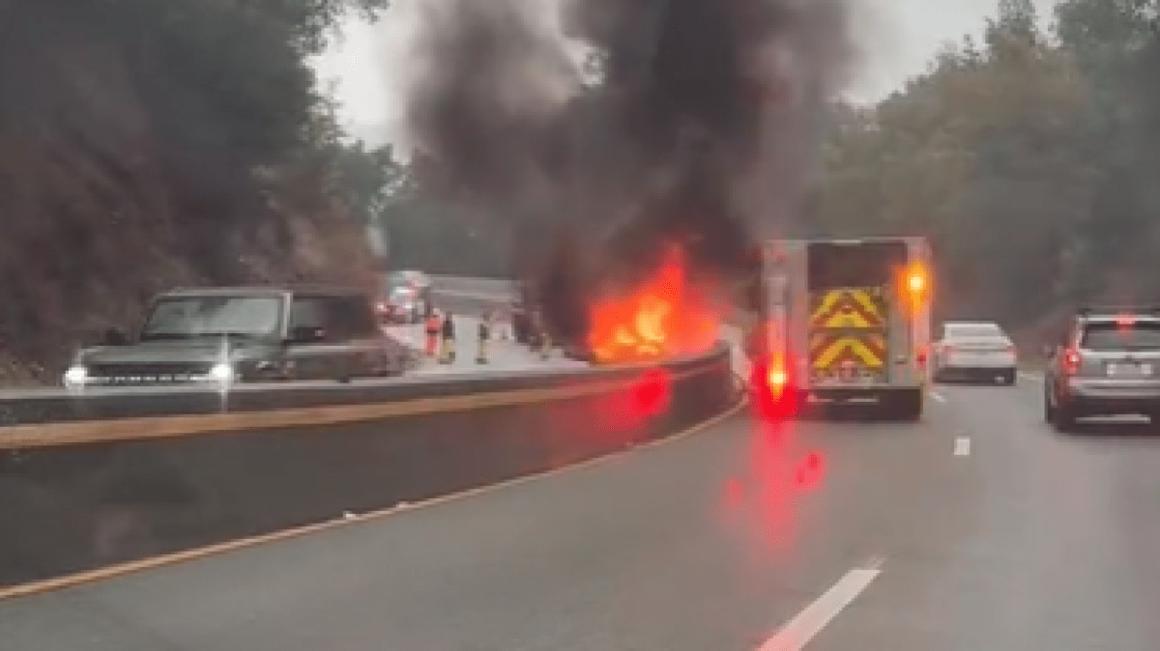 Xe bốc cháy, gây kẹt xe trên Xa lộ 17 hướng nam ở Dãy núi Santa Cruz 1 Hwy 17 Car Fire