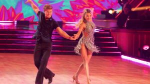 Robert Irwin và Witney Carson giành cúp Vô địch 'Dancing with the Stars' mùa 34 4 Robert Irwin và Witney Carson giành cúp Vô địch ‘Dancing with the Stars’ mùa 34