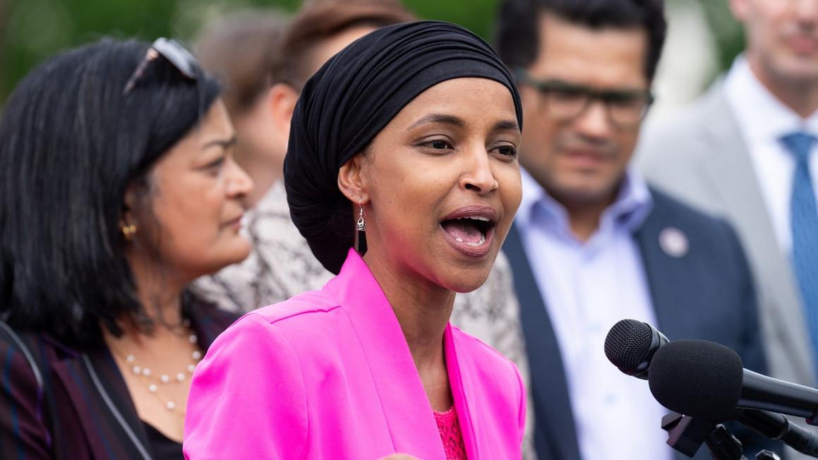 Dân biểu Ilhan Omar phản pháo sau vụ Tổng Thống Trump chỉ trích Hiến pháp: 'Khác với ông, tôi biết đọc' 1 Ilhan Omar primary 2024