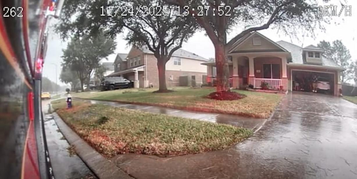 VIDEO: Lực lượng Cứu hỏa Cy-Fair Trú ẩn trong Gara nhà dân khi Bão đổ bộ 1 KBJPC5V4XZFALFXWIP6TUGMPWM