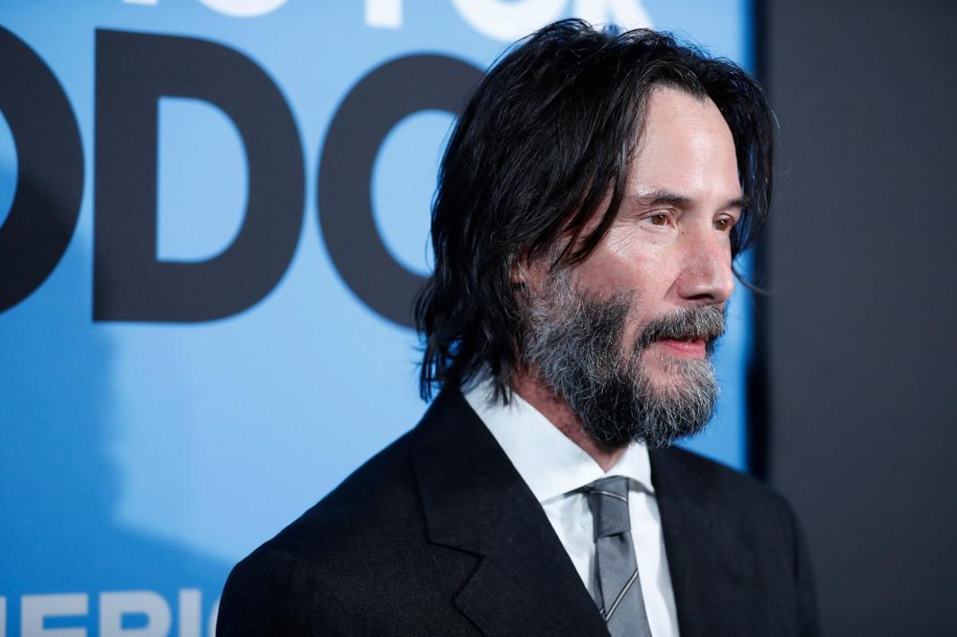 Keanu Reeves cởi đồ, dính máu giả ở cuối vở kịch Broadway 1 KeanuWaiting