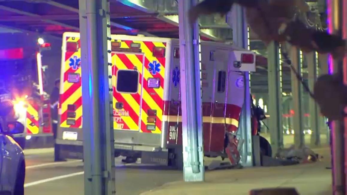 Philadelphia: Xe cứu thương gặp nạn, một người bị thương 1 Kensington Ave ambulance crash 11 5 25