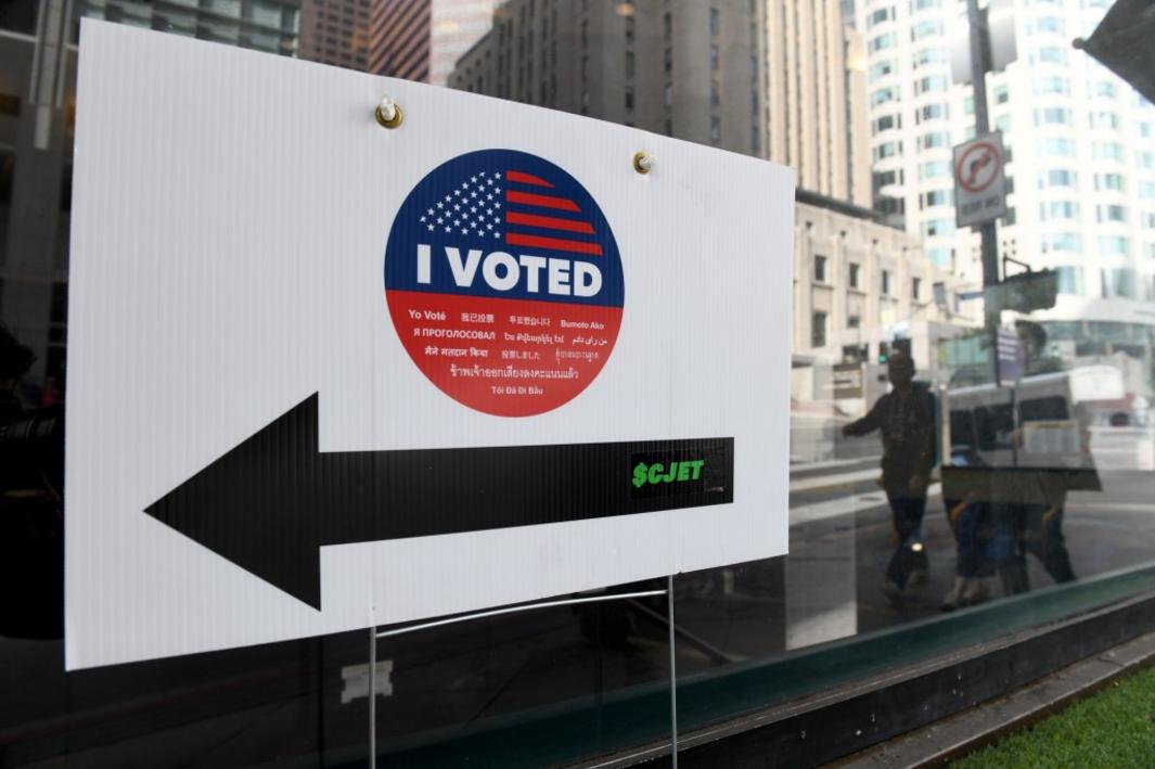 Thư gửi tòa soạn: Cuộc bầu cử này bác bỏ Donald Trump và các chính sách của ông 1 LDN L VOTE CENTERS 1102 13