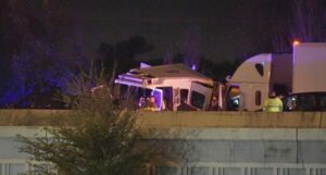 Bốn lính cứu hỏa Houston bị thương trong vụ va chạm với xe đầu kéo ở Kingwood 17 Bốn lính cứu hỏa Houston bị thương trong vụ va chạm với xe đầu kéo ở Kingwood