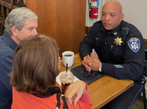 Cư Dân Oakland Chia Sẻ Lo Ngại Về Tình Hình Tội Phạm Tại Sự Kiện 'Coffee with a Cop' 25 Cư Dân Oakland Chia Sẻ Lo Ngại Về Tình Hình Tội Phạm Tại Sự Kiện ‘Coffee with a Cop’