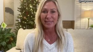 Marjorie Taylor Greene Từ Chức Khỏi Quốc Hội, Gây Sốc Chính Trường