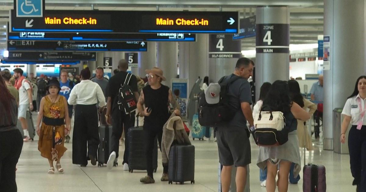Hành khách tại Miami khốn đốn vì hủy chuyến do chính phủ ngưng hoạt động 1 Miami Airport Thumb Site omy7n6