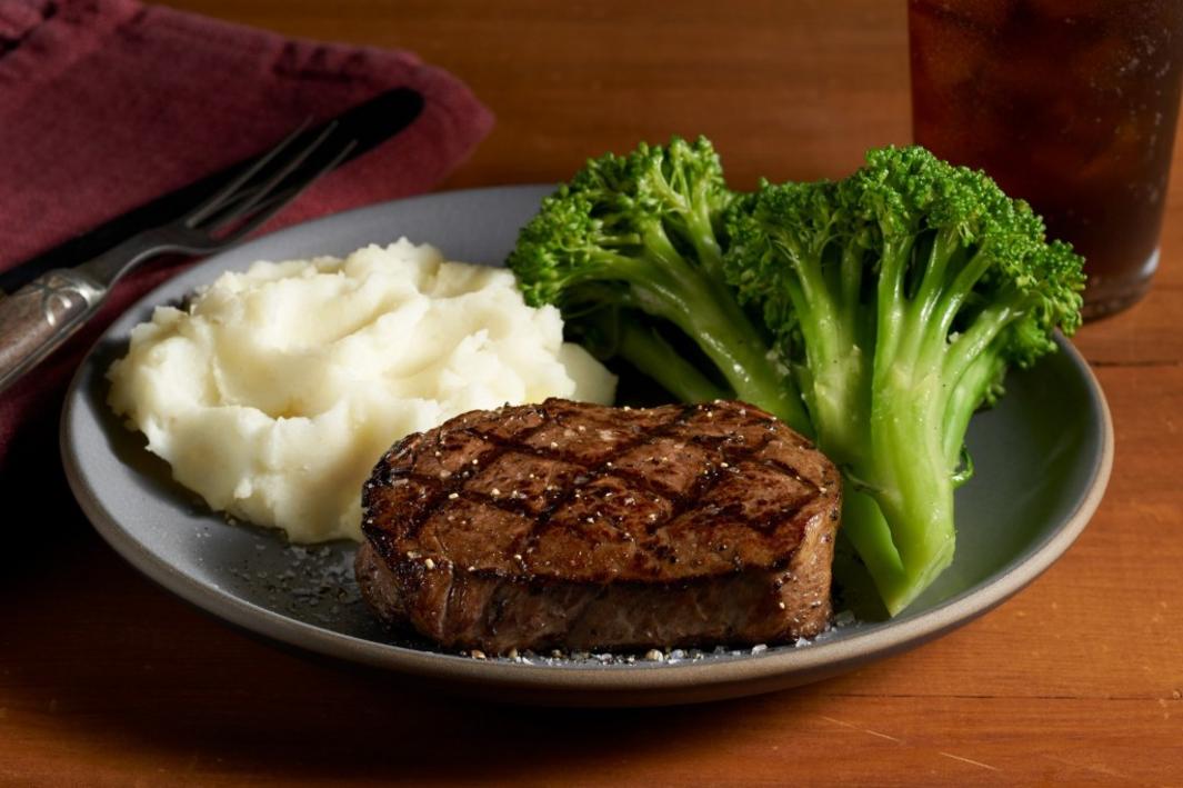 Ngày Cựu Chiến Binh 2025: Bữa Ăn Miễn Phí và Ưu Đãi Nhà Hàng Cho Quân Nhân 1 OCR L VETS DINING 1108 01