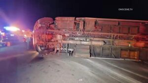 Nhiều Người Bị Thương Trong Vụ Tai Nạn Lật Xe Buýt Trên Xa Lộ 330