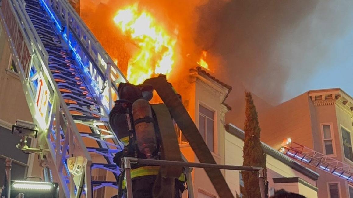 Lính Cứu Hỏa Đương Đầu Đám Cháy Lớn Tại San Francisco 1 SF Fire