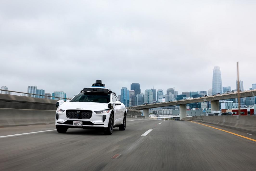 Waymo Được Phê Duyệt Mở Rộng Dịch Vụ Robotaxi Khắp Vùng Vịnh và Nam California 1 SF WAYMO FREEWAY FRONT 2