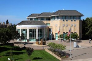 Thành phố Vùng Vịnh Tìm Cách Khắc Phục Khủng Hoảng Ngân Sách Do Chi Phí Nhân Sự Tăng Vọt