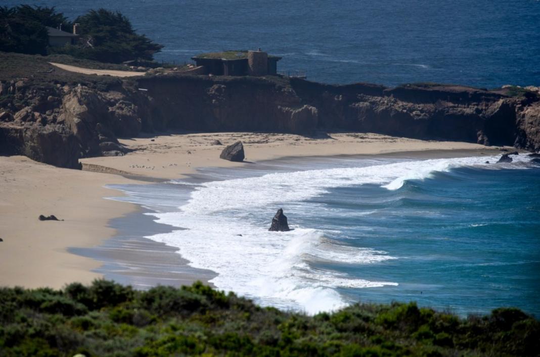 Thêm một thảm kịch xảy ra ở Big Sur: Ba người bị cuốn xuống biển, một người mất tích 1 SJM L BEACHCLOSED 0XXX 2b
