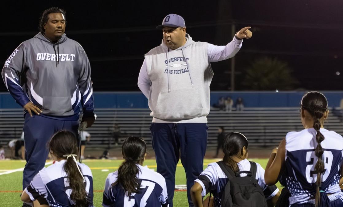 Dù Không Thắng Trận Nào, Đội Bóng Bầu Dục Cờ Overfelt Vẫn Đầy Nhiệt Huyết 1 SJM L COACH MOS 04