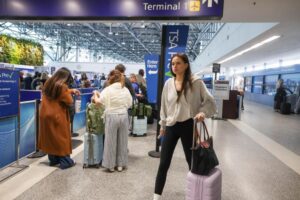 Hoạt Động Phi Trường Vùng Vịnh Trở Lại Bình Thường Sau Khi Lưu Lượng Hàng Không Khôi Phục 17 Hoạt Động Phi Trường Vùng Vịnh Trở Lại Bình Thường Sau Khi Lưu Lượng Hàng Không Khôi Phục