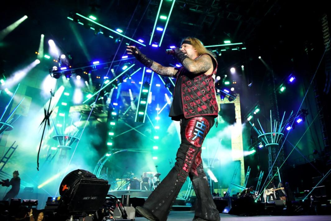 Motley Crue Tái Xuất Sân Khấu Vùng Vịnh 1 SJM L LEPPARD 0908 26
