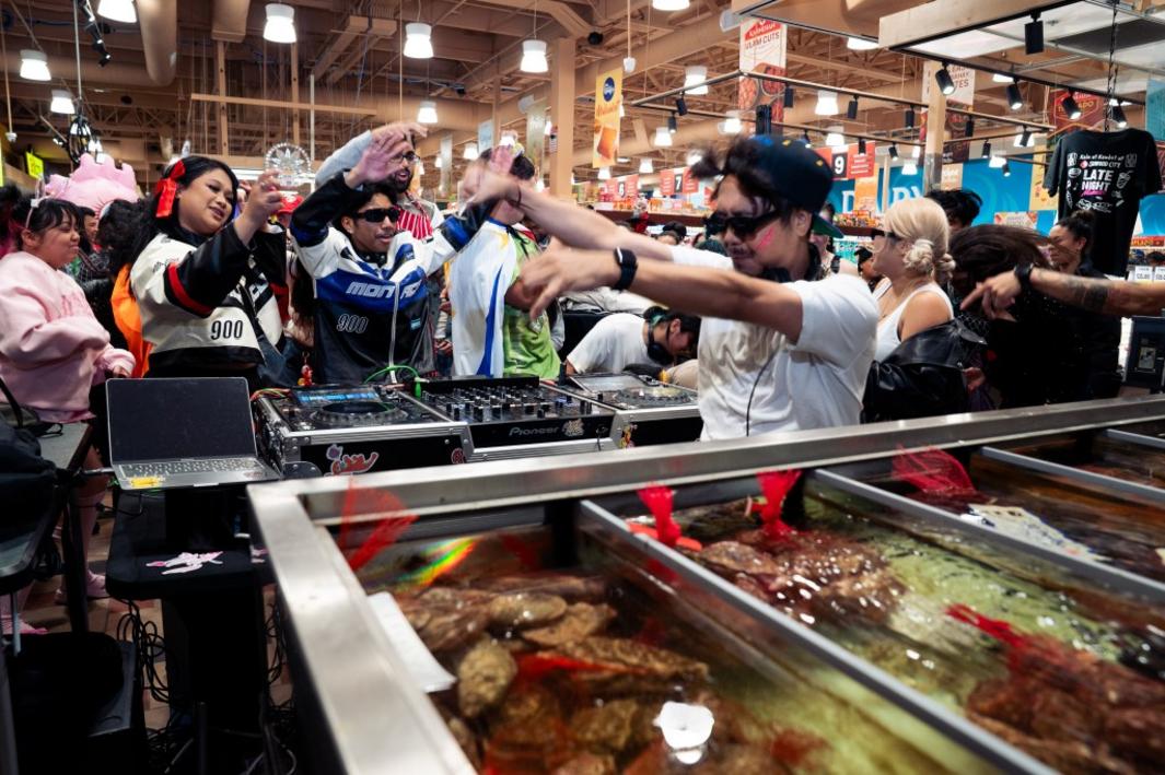 Tại Daly City, Vừa Mua Sắm Vừa Nhảy Múa Tại Cửa Hàng Tạp Hóa Này 1 SJM L NIGHTLIFE 1109 24